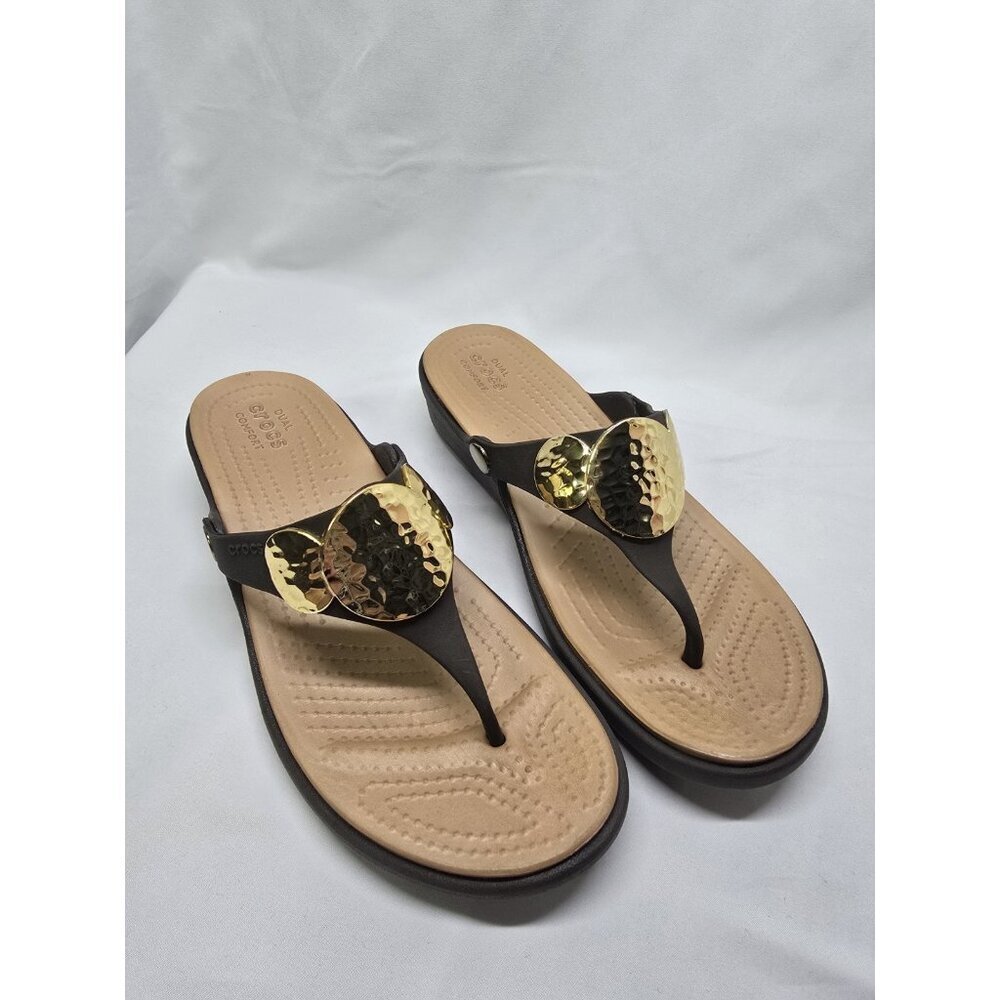 Women’s Crocs Sanrah Hammered Embellished Wedge Sandals Gold Medallion Size 10
